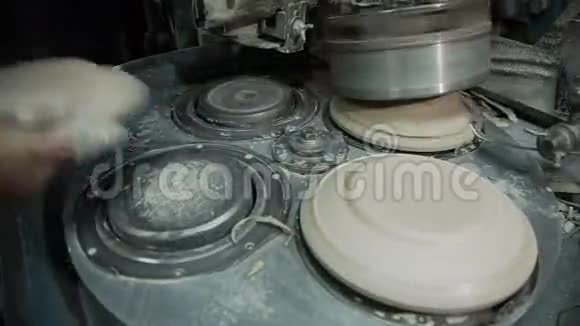 陶瓷餐具的工业生产成型机3视频的预览图