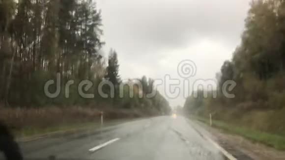 车内雨天视频的预览图
