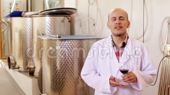穿实验室外套的成熟男性酿酒师视频的预览图