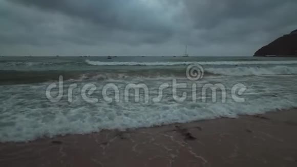 大东海海滩上的大浪清晨的股市录像视频的预览图