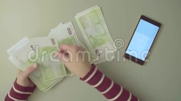 女人的手在数钱视频的预览图