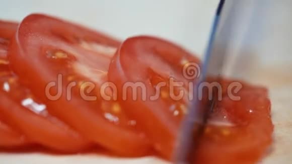 番茄切入板特写慢动作视频的预览图