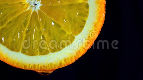 宏4K视频橙色切片和滴水在黑色背景视频的预览图