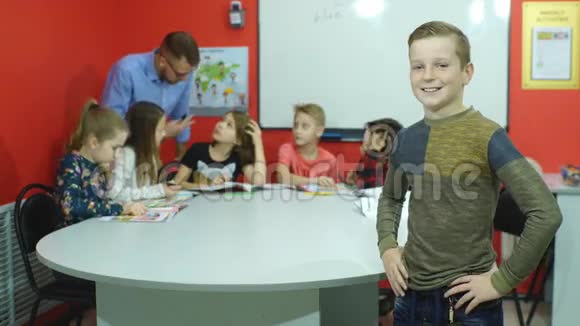 红头发的学生站在学校董事会附近微笑视频的预览图