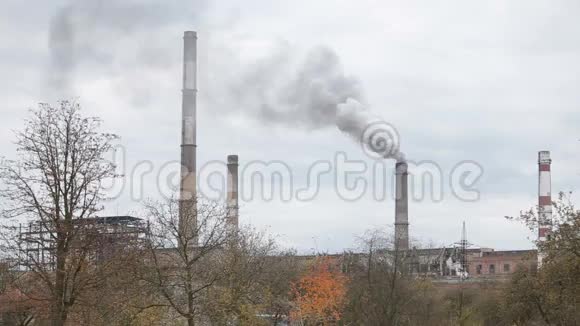 三脚架上的发电厂摄像头发出的工业烟雾视频的预览图