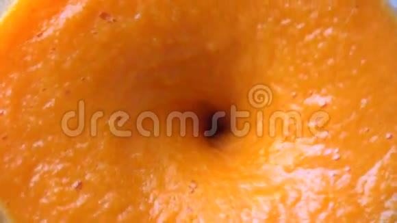 慢动作近距离拍摄橙色冰沙是在一个爆炸顶部视图视频的预览图