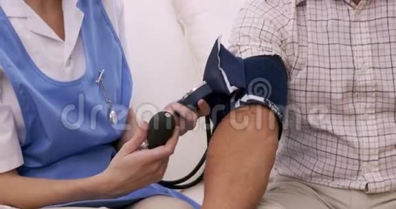 护士检查老人的血压视频的预览图