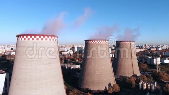 工业管道的鸟瞰污染了城市居民旁边的空气视频的预览图