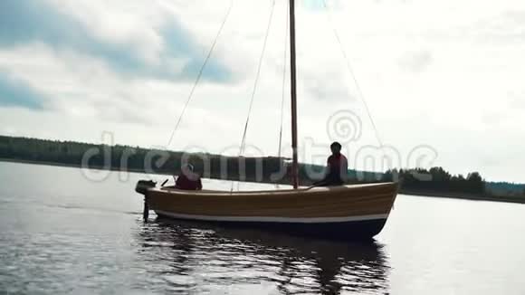 师父和他的助手在带桅杆的木帆船上工作视频的预览图