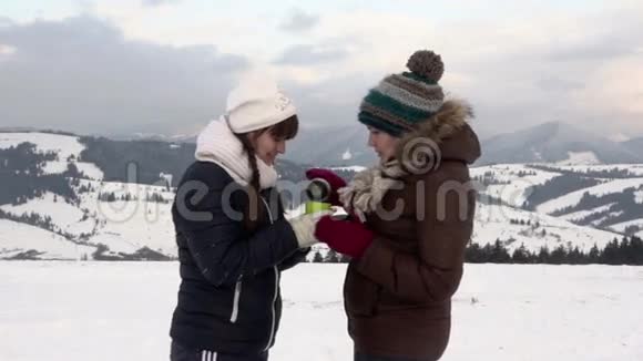 两个女朋友在山上喝茶视频的预览图