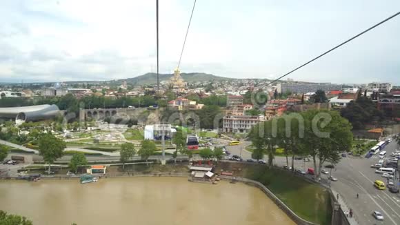 从格鲁吉亚第比利斯的Sololaki山顶俯瞰旧城镇屋顶和库拉河视频的预览图