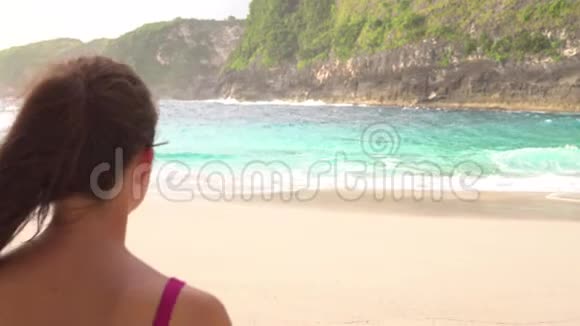 年轻女子在海滩上练习瑜伽锻炼镇静和谐视频的预览图