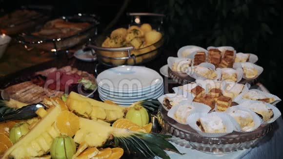 自助餐菠萝和糖果在桌子上视频的预览图