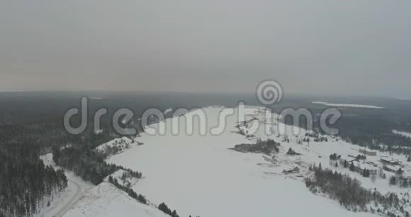 爱沙尼亚冰雪覆盖的冰冻湖泊的鸟瞰图视频的预览图