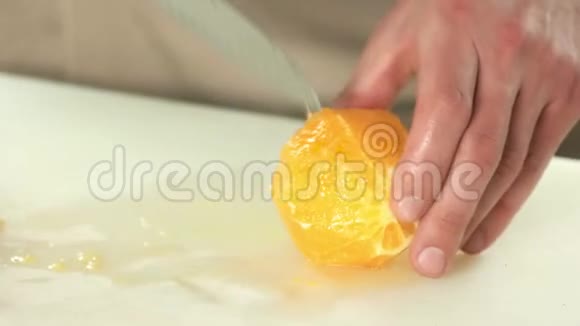 手拿刀切橘色视频的预览图