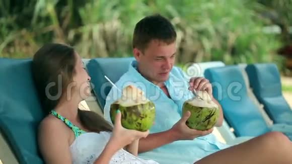 可爱的情侣一起品尝椰子异国情调的假期视频的预览图