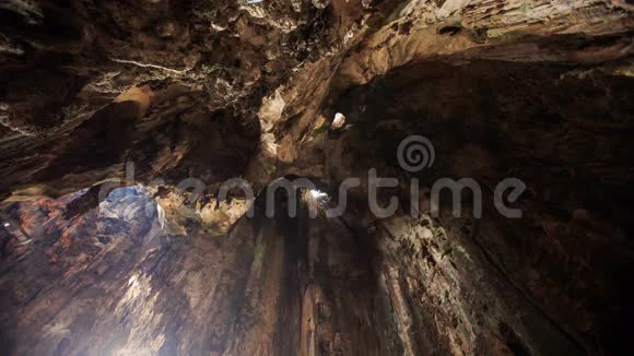 巴图洞穴内有太阳射线的暗礁的内部景观视频的预览图