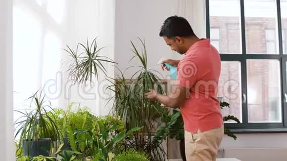 印度男人在家里用水喷洒植物视频的预览图