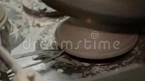 陶瓷餐具的工业生产模压机2视频的预览图
