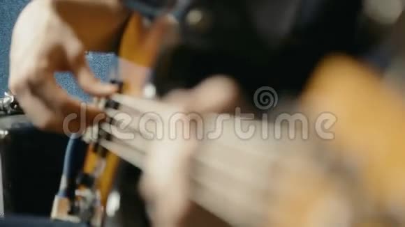 低音吉他播放器视频的预览图