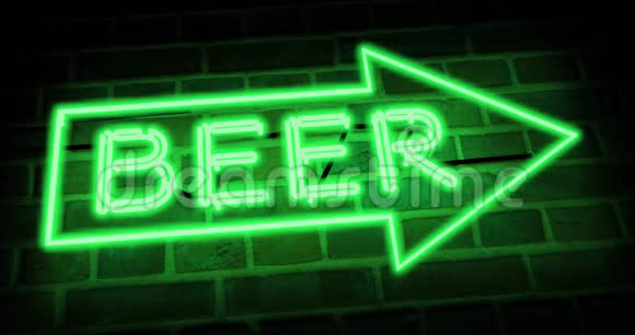 霓虹啤酒标志显示夜总会酒吧或酒吧视频的预览图