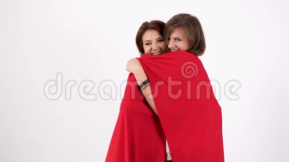 两个最好的女朋友用红毯子给自己盖上被子视频的预览图