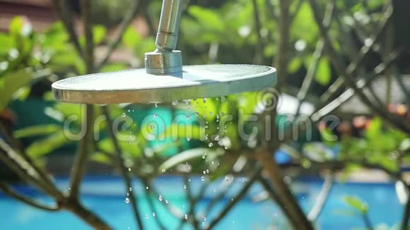 游旅游度假和暑假的概念打开带有淡水的室外淋浴慢动作视频的预览图