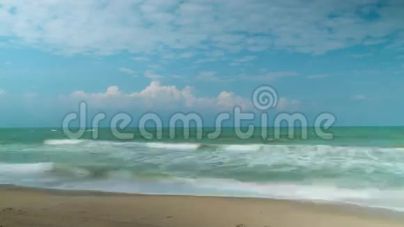 海潮和云层时间间隔视频视频的预览图