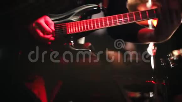吉他手用黑色吉他在舞台上演奏视频的预览图