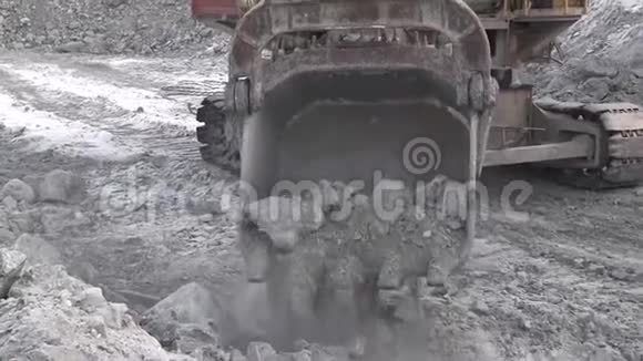 挖掘机桶装矿石视频的预览图