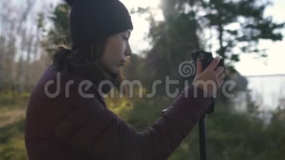 带摄像机的风景摄影师大自然中的女艺术家视频的预览图