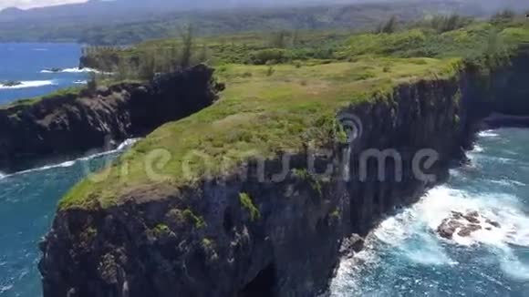 美丽的空中4k无人驾驶飞机海景野生热带自然毛伊岛夏威夷太平洋绿色海滩海岸海岸线视频的预览图