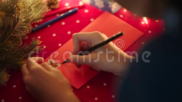 黑女孩在圣诞前夜把一封圣诞信放进信封里送到圣诞老人的目的地视频的预览图