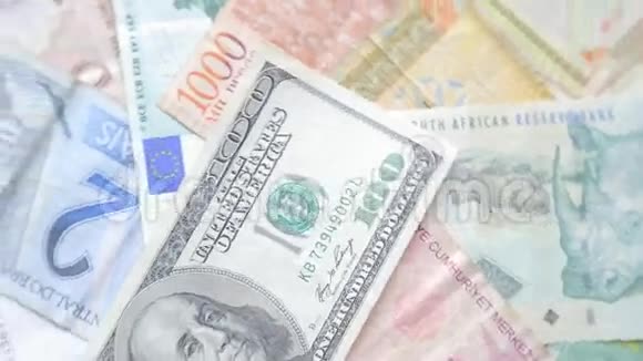 世界货币在桌上轮换视频的预览图