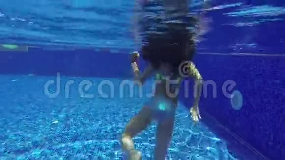 孩子和游泳在水下进入游泳池视频的预览图