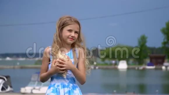 这位金发姑娘在码头上的一块草坪上转了个弯头发花白的女孩有点变了视频的预览图