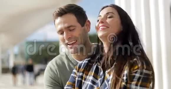 年轻夫妇在城市海滨放松视频的预览图