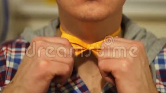 男子纠正橙色领带特写视频的预览图