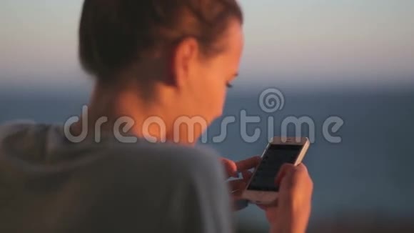 年轻的女孩在后面享受海景使用智能视频的预览图