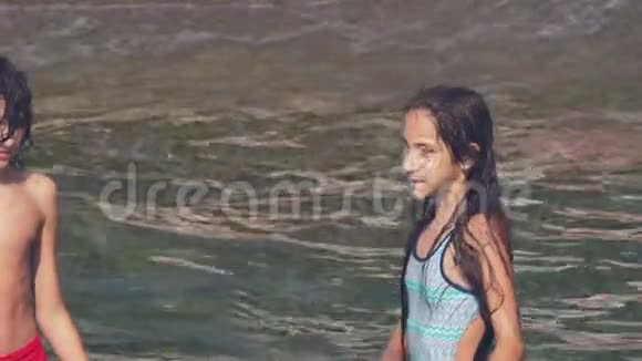 幸福的家庭在海里洗澡假期和旅行的概念4k慢动作视频的预览图