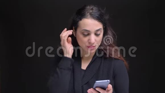 年轻白种人女性在手机上浏览和回应社交媒体帖子的特写照片视频的预览图