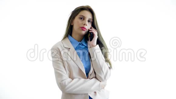 白人背景的年轻女商人在电话里视频的预览图