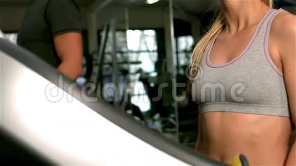 健身情侣在健身房里用挂毯走路视频的预览图