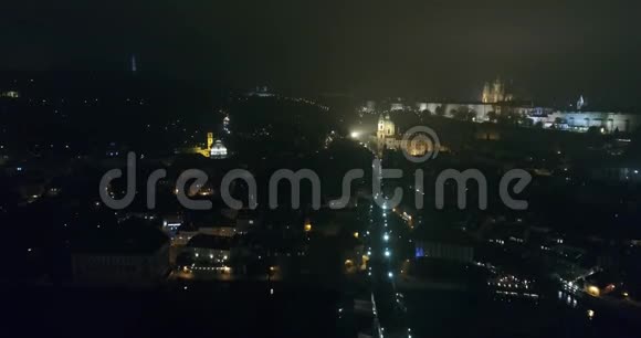 布拉格之夜全景从空中到旧城广场的全景布拉格之夜城市的灯光视频的预览图