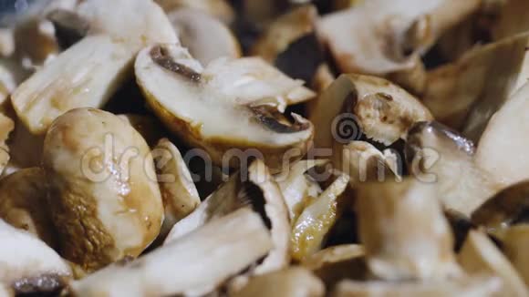 美味的鲜蘑菇片在平底锅里煎美味佳肴视频的预览图