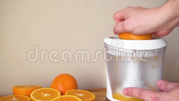 用电动榨汁机制作新鲜橙汁视频的预览图
