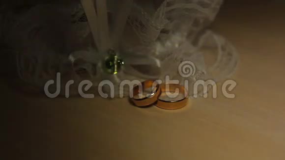 餐桌上有花边的结婚戒指视频的预览图