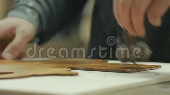 一家专业生产男性手部木渍产品的企业视频的预览图