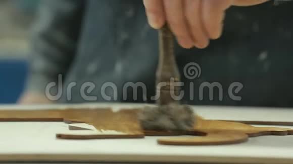 一家专业生产男性手部木渍产品的企业视频的预览图