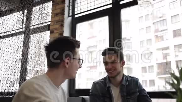 两个朋友坐在咖啡馆里互相聊天视频的预览图